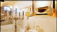 Badezimmer mit Whirlpool der Luxussuite
