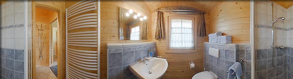 360-Grad-Panorama Badezimmer im Ferienhaus 19 · Ferienpark am Ellbogensee