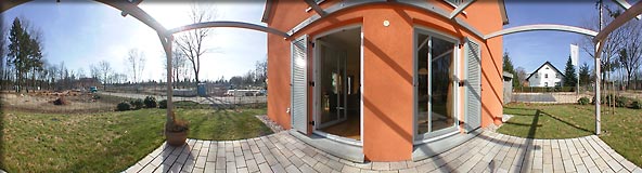 360-Grad-Panorama - Terrasse und Garten am Musterhaus-Eigenheim "Park Spreti"