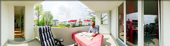 360-Grad-Panorama: Balkon der Mietwohnung in einem Alleehaus des "Schweizer Viertel"