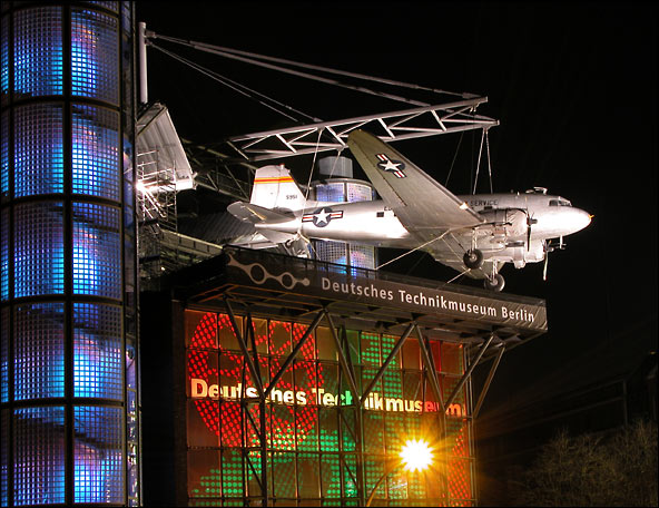 Photo-Flugzeug auf dem Museumsdach